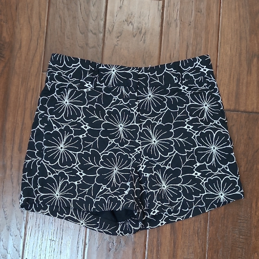 Chelsea & Theodore Black Shorts with White Floral Embroidery size 4